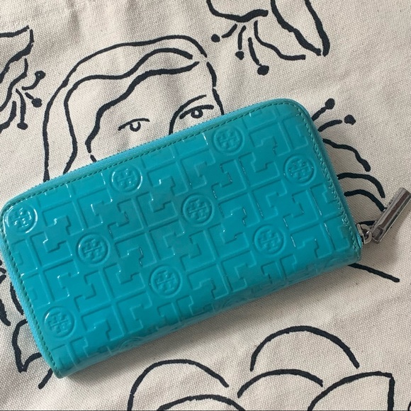 Tory Burch Handbags - Tory Burch Patent Logo Reva Wallet